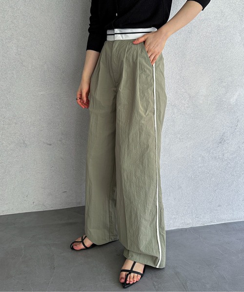 feepur（フェピュール）の「サイドパイピングマーベルトナイロンパンツ（その他パンツ・レディース・チャコールグレー/オリーブ・MEDIUM/SMALL）」の3枚目の写真