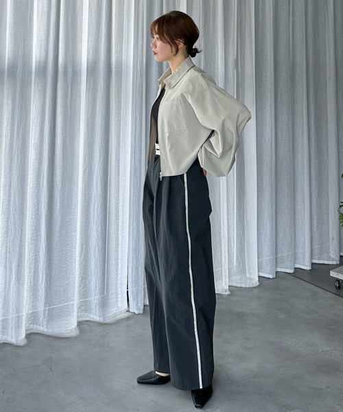 feepur（フェピュール）の「サイドパイピングマーベルトナイロンパンツ（その他パンツ・レディース・チャコールグレー/オリーブ・MEDIUM/SMALL）」の11枚目の写真