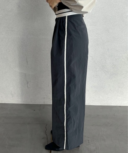 feepur（フェピュール）の「サイドパイピングマーベルトナイロンパンツ（その他パンツ・レディース・チャコールグレー/オリーブ・MEDIUM/SMALL）」の14枚目の写真