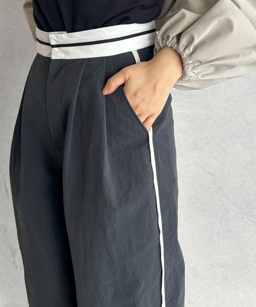 feepur（フェピュール）の「サイドパイピングマーベルトナイロンパンツ（その他パンツ・レディース・チャコールグレー/オリーブ・MEDIUM/SMALL）」の16枚目の写真