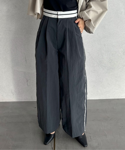 feepur（フェピュール）の「サイドパイピングマーベルトナイロンパンツ（その他パンツ・レディース・チャコールグレー/オリーブ・MEDIUM/SMALL）」の13枚目の写真