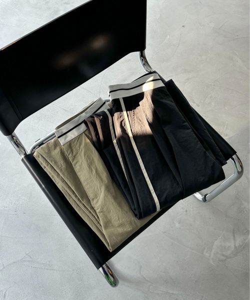 feepur（フェピュール）の「サイドパイピングマーベルトナイロンパンツ（その他パンツ・レディース・チャコールグレー/オリーブ・MEDIUM/SMALL）」の18枚目の写真