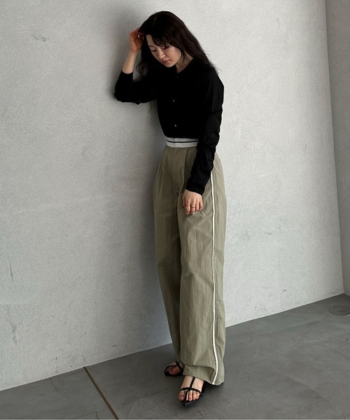 feepur（フェピュール）の「サイドパイピングマーベルトナイロンパンツ（その他パンツ・レディース・チャコールグレー/オリーブ・MEDIUM/SMALL）」の7枚目の写真