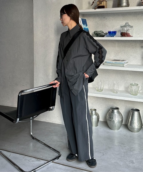 feepur（フェピュール）の「サイドパイピングマーベルトナイロンパンツ（その他パンツ・レディース・チャコールグレー/オリーブ・MEDIUM/SMALL）」の19枚目の写真