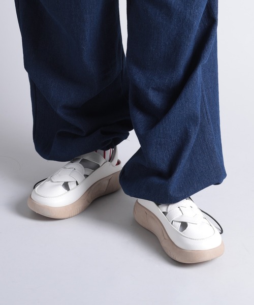 shoes365(シューズスリーシックスファイヴ)の「【shoes365】ホールデザイン通気性サンダル (SS)(サンダル・レディース・オフホワイト/ブラック・22.5cm/23.0cm/23.5cm/24.0cm/24.5cm/25.0cm)」の2枚目の写真