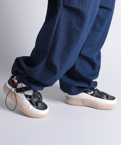shoes365(シューズスリーシックスファイヴ)の「【shoes365】ホールデザイン通気性サンダル (SS)(サンダル・レディース・オフホワイト/ブラック・22.5cm/23.0cm/23.5cm/24.0cm/24.5cm/25.0cm)」の1枚目の写真