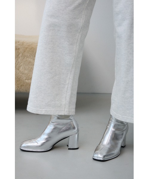 AZUL by moussy(アズールバイマウジー)の「美脚ショートストレッチブーツ(ブーツ・レディース・アイボリー/ブラック/シルバー・SMALL/MEDIUM/LARGE)」の12枚目の写真