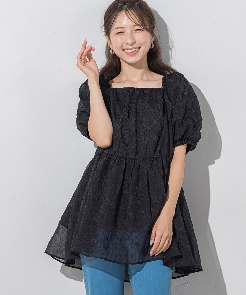 QUEENS COURT（クイーンズコート）の「フラワーエンボスパフスリーブチュニック≪洗濯機で洗える≫（チュニック・レディース・ブラック/ホワイト・M）」の2枚目の写真