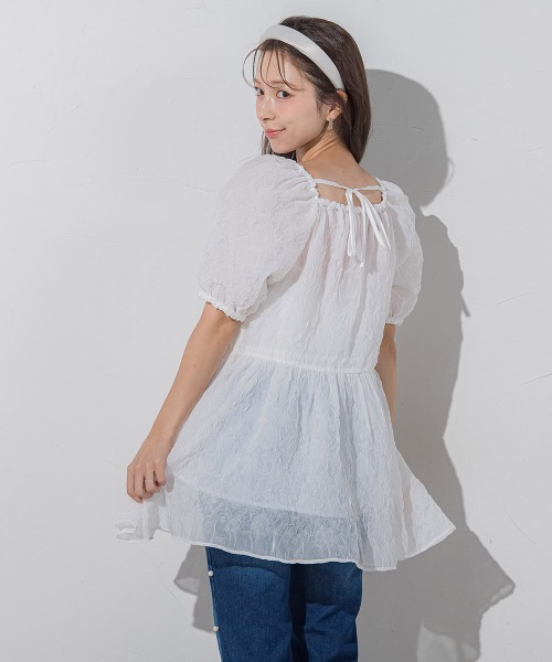 QUEENS COURT（クイーンズコート）の「フラワーエンボスパフスリーブチュニック≪洗濯機で洗える≫（チュニック・レディース・ブラック/ホワイト・M）」の15枚目の写真