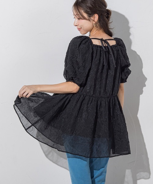 QUEENS COURT（クイーンズコート）の「フラワーエンボスパフスリーブチュニック≪洗濯機で洗える≫（チュニック・レディース・ブラック/ホワイト・M）」の18枚目の写真