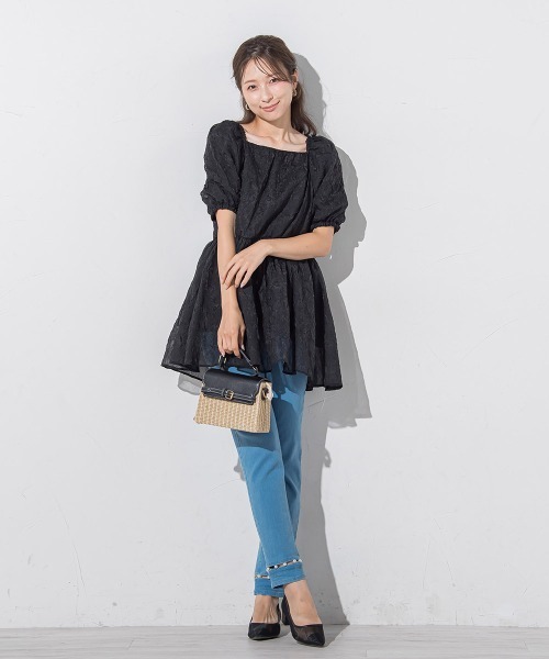 QUEENS COURT（クイーンズコート）の「フラワーエンボスパフスリーブチュニック≪洗濯機で洗える≫（チュニック・レディース・ブラック/ホワイト・M）」の19枚目の写真