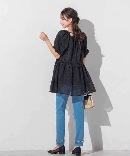 QUEENS COURT（クイーンズコート）の「フラワーエンボスパフスリーブチュニック≪洗濯機で洗える≫（チュニック・レディース・ブラック/ホワイト・M）」の20枚目の写真