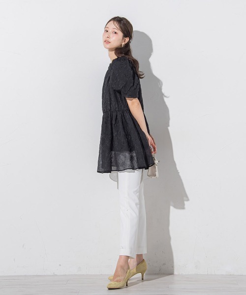 QUEENS COURT（クイーンズコート）の「フラワーエンボスパフスリーブチュニック≪洗濯機で洗える≫（チュニック・レディース・ブラック/ホワイト・M）」の21枚目の写真