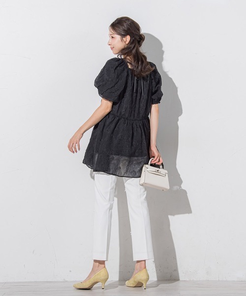 QUEENS COURT（クイーンズコート）の「フラワーエンボスパフスリーブチュニック≪洗濯機で洗える≫（チュニック・レディース・ブラック/ホワイト・M）」の22枚目の写真