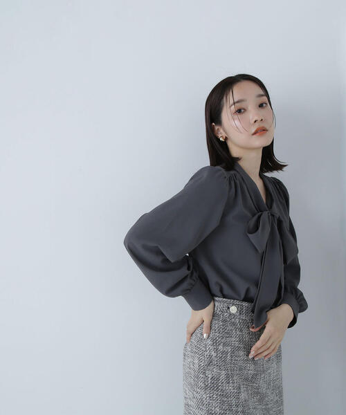 NATURAL BEAUTY BASIC（ナチュラルビューティーベーシック）の「◇リボンボウタイブラウス（シャツ/ブラウス・レディース・チャコールグレー/オフホワイト/ブルー・SMALL/MEDIUM）」の6枚目の写真