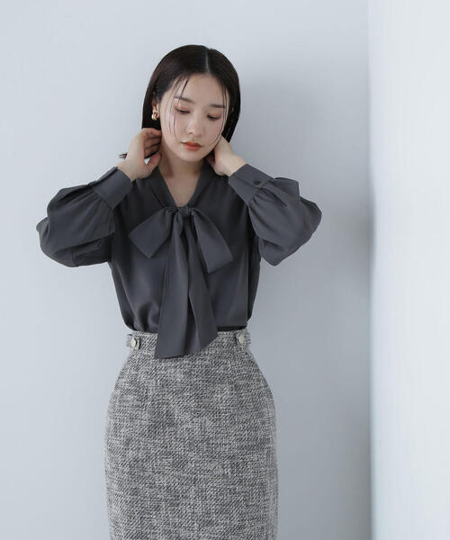 NATURAL BEAUTY BASIC（ナチュラルビューティーベーシック）の「◇リボンボウタイブラウス（シャツ/ブラウス・レディース・チャコールグレー/オフホワイト/ブルー・SMALL/MEDIUM）」の8枚目の写真
