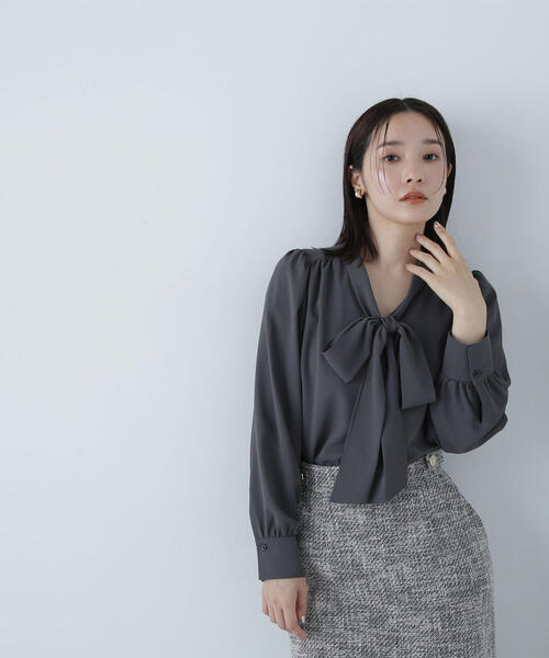 NATURAL BEAUTY BASIC（ナチュラルビューティーベーシック）の「◇リボンボウタイブラウス（シャツ/ブラウス・レディース・チャコールグレー/オフホワイト/ブルー・SMALL/MEDIUM）」の10枚目の写真