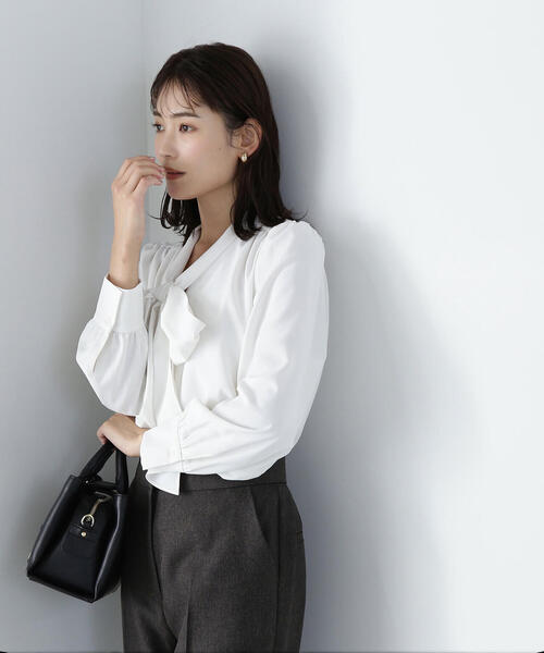 NATURAL BEAUTY BASIC（ナチュラルビューティーベーシック）の「◇リボンボウタイブラウス（シャツ/ブラウス・レディース・チャコールグレー/オフホワイト/ブルー・SMALL/MEDIUM）」の14枚目の写真