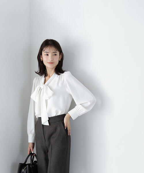 NATURAL BEAUTY BASIC（ナチュラルビューティーベーシック）の「◇リボンボウタイブラウス（シャツ/ブラウス・レディース・チャコールグレー/オフホワイト/ブルー・SMALL/MEDIUM）」の16枚目の写真