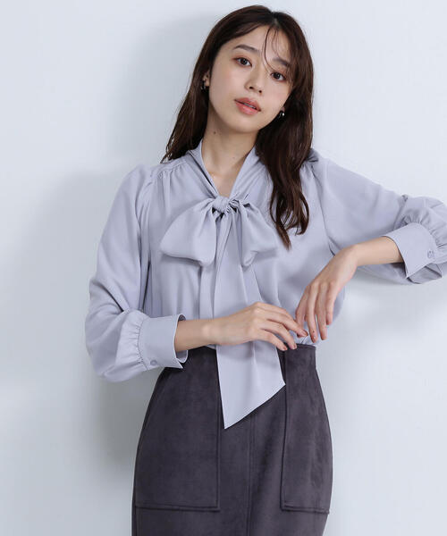 NATURAL BEAUTY BASIC（ナチュラルビューティーベーシック）の「◇リボンボウタイブラウス（シャツ/ブラウス・レディース・チャコールグレー/オフホワイト/ブルー・SMALL/MEDIUM）」の3枚目の写真