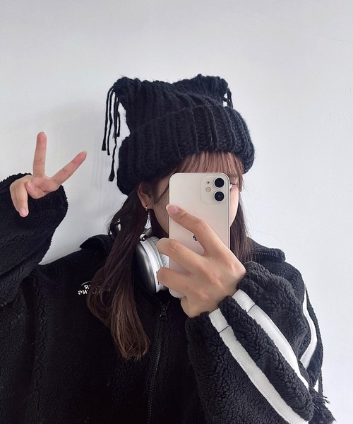 AS KNOW AS plus(アズノゥアズプラス)の「ローゲージネコ耳フリンジニット帽(ニットキャップ/ビーニー・レディース・アイボリー/ブラック/ブルー・FREE)」の2枚目の写真