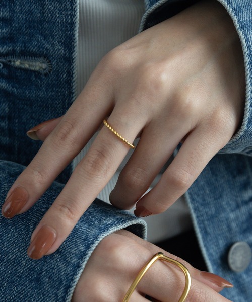 abaskdesign（アバスクデザイン）の「金属アレルギー対応 ツイストデザインステンレスリング（リング・レディース・シルバー/ゴールド・18号/16号/10号/14号/12号）」の6枚目の写真
