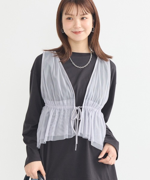 earth music&ecology(アースミュージックアンドエコロジー)の「チュールドロストギャザーベスト(ベスト・レディース・ブラック/アイボリー/ライトグレー・FREE)」の1枚目の写真