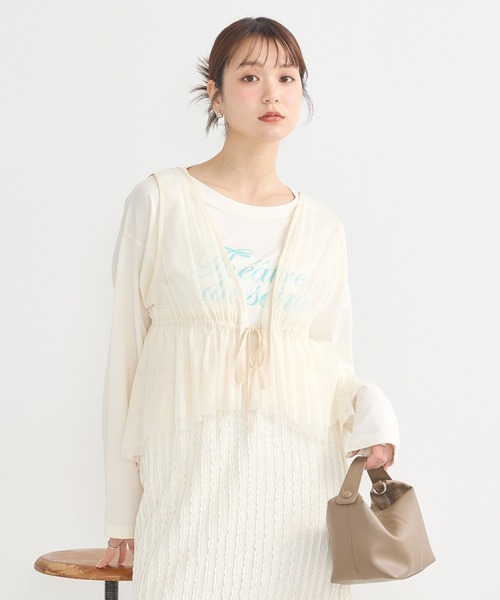 earth music&ecology(アースミュージックアンドエコロジー)の「チュールドロストギャザーベスト(ベスト・レディース・ブラック/アイボリー/ライトグレー・FREE)」の5枚目の写真