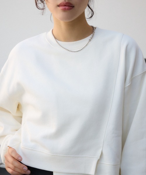 AZUL by moussy(アズールバイマウジー)の「クロップドスウェットトップス(スウェット・レディース・アイボリー/ライム/ブラック/チャコールグレー・FREE)」の2枚目の写真