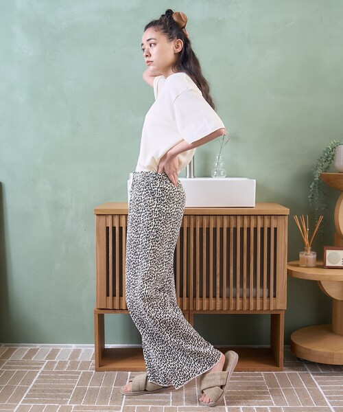 FREAK'S STORE（フリークスストア）の「FRUIT OF THE LOOM × FREAK'S STORE/フルーツオブザルーム 別注 無地Tシャツ レオパードパンツ ルームセット/パジャマセット（ルームウェア/パジャマ・レディース・オフホワイト/グレー・SMALL/MEDIUM）」の5枚目の写真