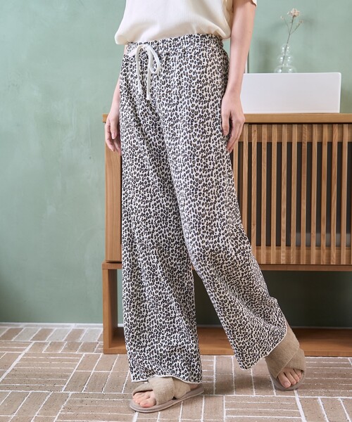 FREAK'S STORE（フリークスストア）の「FRUIT OF THE LOOM × FREAK'S STORE/フルーツオブザルーム 別注 無地Tシャツ レオパードパンツ ルームセット/パジャマセット（ルームウェア/パジャマ・レディース・オフホワイト/グレー・SMALL/MEDIUM）」の7枚目の写真