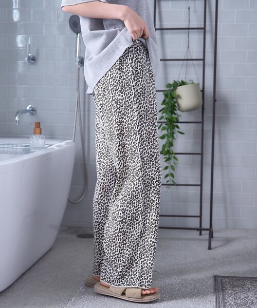 FREAK'S STORE（フリークスストア）の「FRUIT OF THE LOOM × FREAK'S STORE/フルーツオブザルーム 別注 無地Tシャツ レオパードパンツ ルームセット/パジャマセット（ルームウェア/パジャマ・レディース・オフホワイト/グレー・SMALL/MEDIUM）」の16枚目の写真