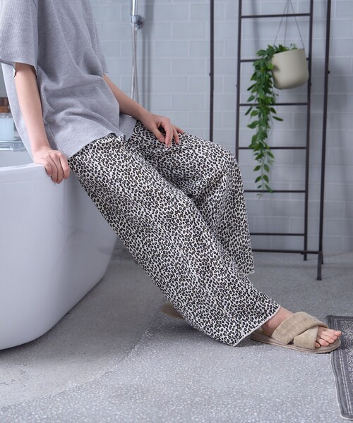 FREAK'S STORE（フリークスストア）の「FRUIT OF THE LOOM × FREAK'S STORE/フルーツオブザルーム 別注 無地Tシャツ レオパードパンツ ルームセット/パジャマセット（ルームウェア/パジャマ・レディース・オフホワイト/グレー・SMALL/MEDIUM）」の18枚目の写真