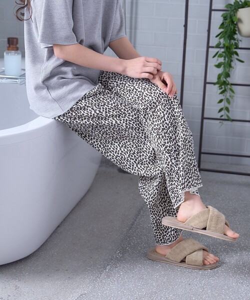 FREAK'S STORE（フリークスストア）の「FRUIT OF THE LOOM × FREAK'S STORE/フルーツオブザルーム 別注 無地Tシャツ レオパードパンツ ルームセット/パジャマセット（ルームウェア/パジャマ・レディース・オフホワイト/グレー・SMALL/MEDIUM）」の19枚目の写真