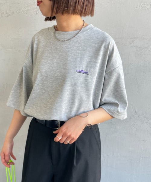 THOUSAND MILE（サウザンドマイル）の「[THOUSAND MILE/サウザンドマイル] ワンポイント刺繍ロゴ ショートスリーブTシャツ（Tシャツ/カットソー・レディース・ホワイト/ブラック/グレー/サックスブルー・M/L）」の3枚目の写真