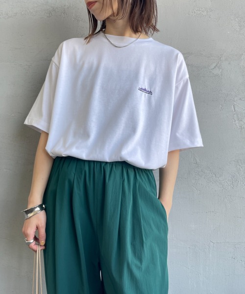 THOUSAND MILE（サウザンドマイル）の「[THOUSAND MILE/サウザンドマイル] ワンポイント刺繍ロゴ ショートスリーブTシャツ（Tシャツ/カットソー・レディース・ホワイト/ブラック/グレー/サックスブルー・M/L）」の2枚目の写真