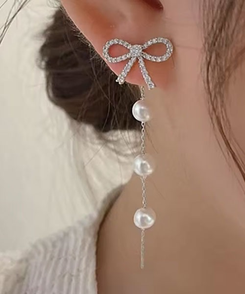 VIBGYOR Women(ヴィブジョー ウィメン)の「【float】リボン×パール ロング ピアス(ピアス(両耳用)・レディース・ゴールド/シルバー・FREE)」の2枚目の写真