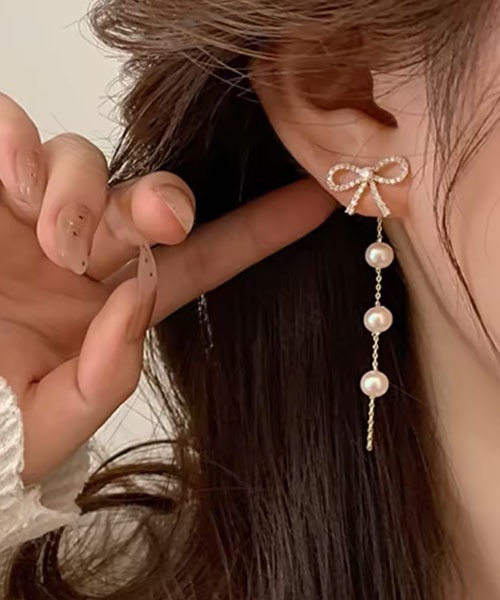 VIBGYOR Women(ヴィブジョー ウィメン)の「【float】リボン×パール ロング ピアス(ピアス(両耳用)・レディース・ゴールド/シルバー・FREE)」の1枚目の写真