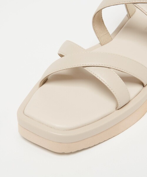 green label relaxing（グリーンレーベルリラクシング）の「クロス プラット サンダル（3cmヒール）（サンダル・レディース・ブラック/オフホワイト/シルバー・S/M/L）」の16枚目の写真