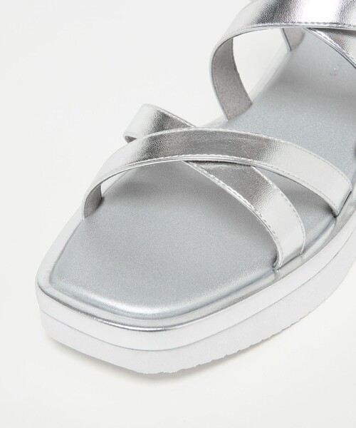 green label relaxing（グリーンレーベルリラクシング）の「クロス プラット サンダル（3cmヒール）（サンダル・レディース・ブラック/オフホワイト/シルバー・S/M/L）」の19枚目の写真