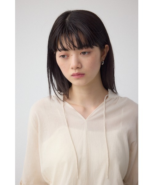 AZUL by moussy(アズールバイマウジー)の「コットンボイルパフスリーブブラウス(シャツ/ブラウス・レディース・チャコールグレー/アイボリー/ピンク・FREE)」の4枚目の写真