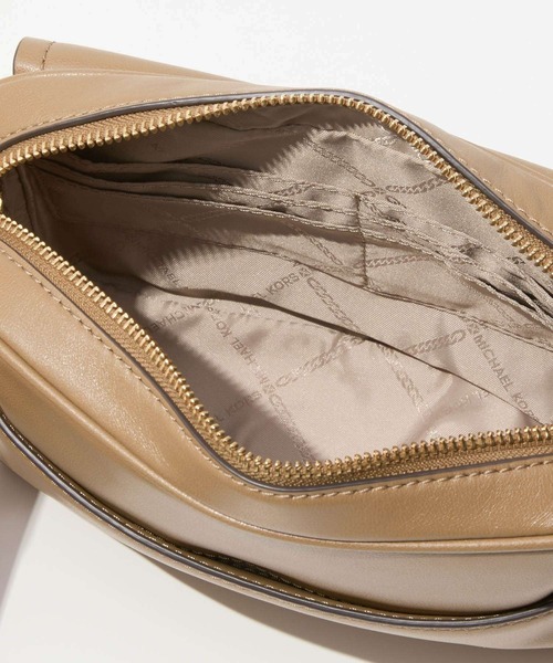 MICHAEL KORS(マイケルコース)の「MICHAEL KORS Parker Medium Leather Crossbody Bag マイケルコース パーカー ミディアム レザー クロスボディバッグ(ショルダーバッグ・レディース・ブラック/ベージュ系その他/ベージュ系その他2・FREE)」の15枚目の写真