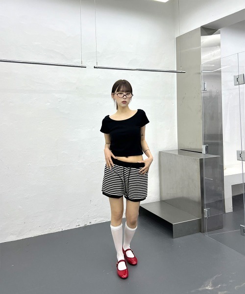 4INT.(フォイント)の「ベーシック スリムフィット Uネック リブ クロップド 半袖 Tシャツ(Tシャツ/カットソー・レディース・ホワイト/ブラック/グレー/レッド・FREE)」の12枚目の写真