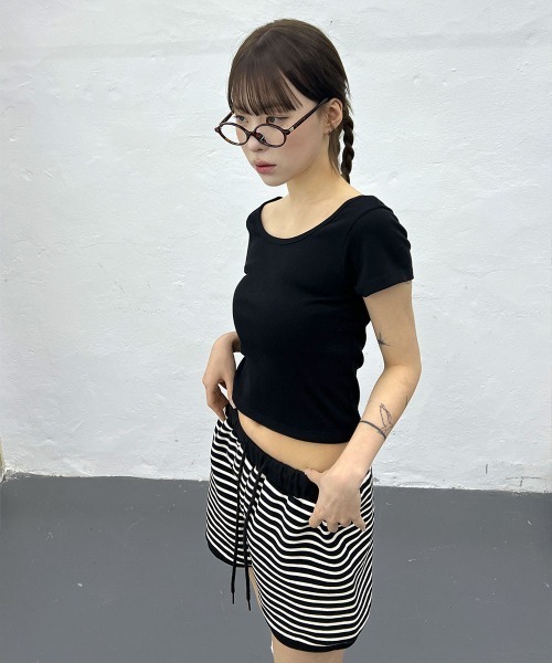 4INT.(フォイント)の「ベーシック スリムフィット Uネック リブ クロップド 半袖 Tシャツ(Tシャツ/カットソー・レディース・ホワイト/ブラック/グレー/レッド・FREE)」の14枚目の写真
