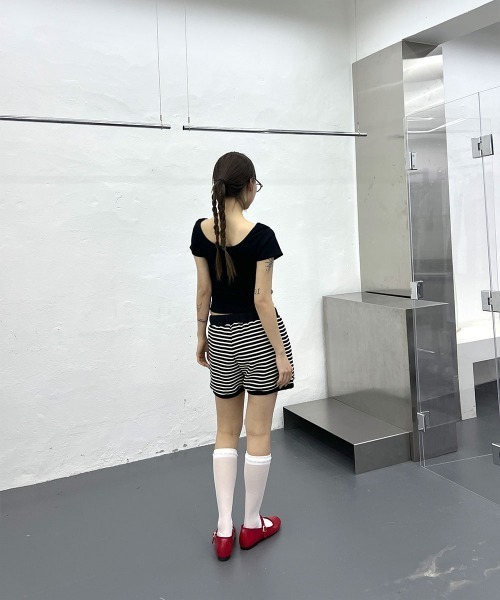 4INT.(フォイント)の「ベーシック スリムフィット Uネック リブ クロップド 半袖 Tシャツ(Tシャツ/カットソー・レディース・ホワイト/ブラック/グレー/レッド・FREE)」の22枚目の写真