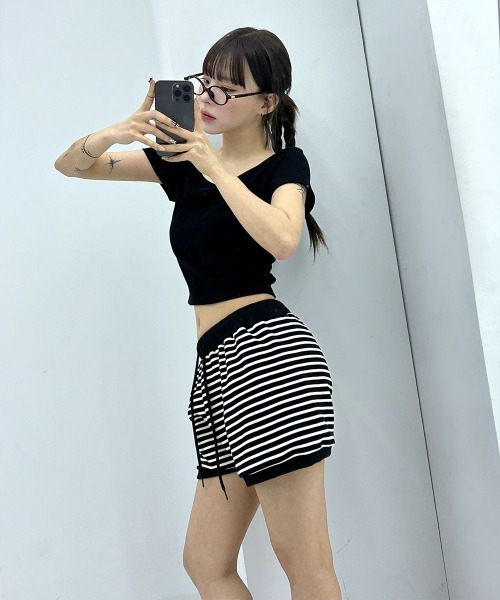 4INT.(フォイント)の「ベーシック スリムフィット Uネック リブ クロップド 半袖 Tシャツ(Tシャツ/カットソー・レディース・ホワイト/ブラック/グレー/レッド・FREE)」の18枚目の写真