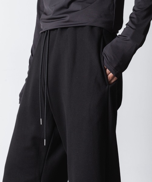 VEIN (ヴェイン)の「ジャンベルカテリー カットオフ バギートラウザーズ / JUMBERCA TERRY CUT OFF BAGGY TROUSERS(スウェットパンツ・メンズ・ブラック・2/1)」の9枚目の写真