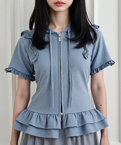A'GEM/9 × .kom 「.KOM/ドットケーオーエム」 フリル付き半袖ジップアップパーカー レディース A'GEM/9 × .kom 『.KOM/ドットケーオーエム』 フリル付き半袖