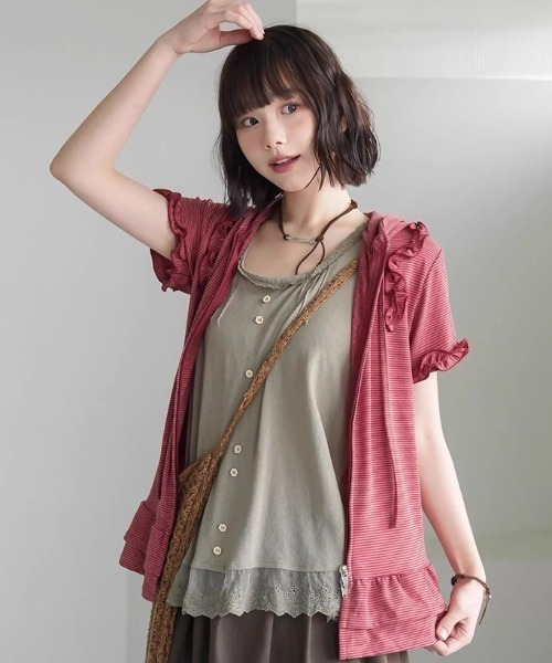 A'GEM/9 × .kom 「.KOM/ドットケーオーエム」 フリル付き半袖ジップアップパーカー レディース A'GEM/9 × .kom 『.KOM/ドットケーオーエム』 フリル付き半袖