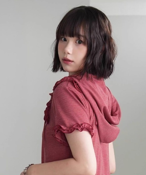 .KOM（ドットコム）の「A'GEM/9 × .kom 『.KOM/ドットケーオーエム』 フリル付き半袖ジップアップパーカー（その他トップス・レディース・ブラック/ブルー/レッド・FREE）」の18枚目の写真